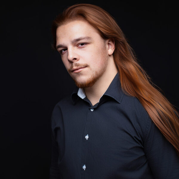 Ausdrucksstarkes Porträt eines Mannes mit offenen Haaren im Halbprofil beim Signature Fotoshooting in Karlsruhe