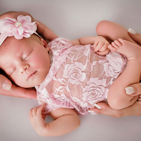 Newborn Shooting - Eltern halten das Mädchen