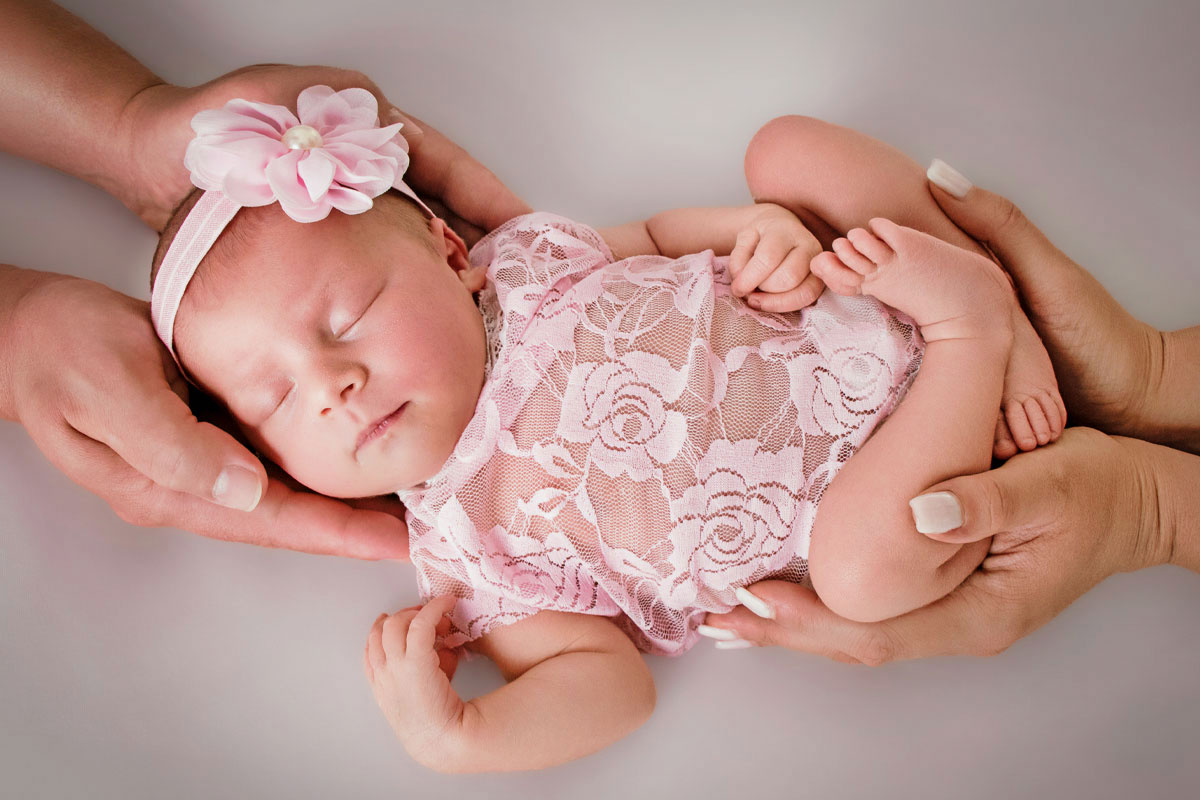 Newborn Shooting - Eltern halten das Mädchen