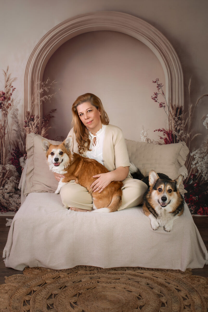 Zeitlose Erinnerung beim Boho-Familienshooting mit Hund auf gemütlicher Couch in warmen Beigetönen.
