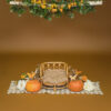 Herbstliches Studio-Fotoset mit Rattan-Sessel und Kürbissen.
