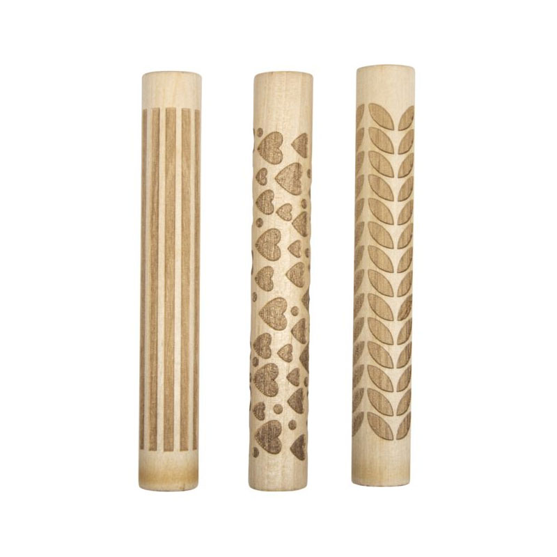 Drei Holz-Motivmuster-Roller (11 cm) mit unterschiedlichen Prägungen: Streifenmuster, Herzmuster und Blätterranke, freigestellt vor weißem Hintergrund.