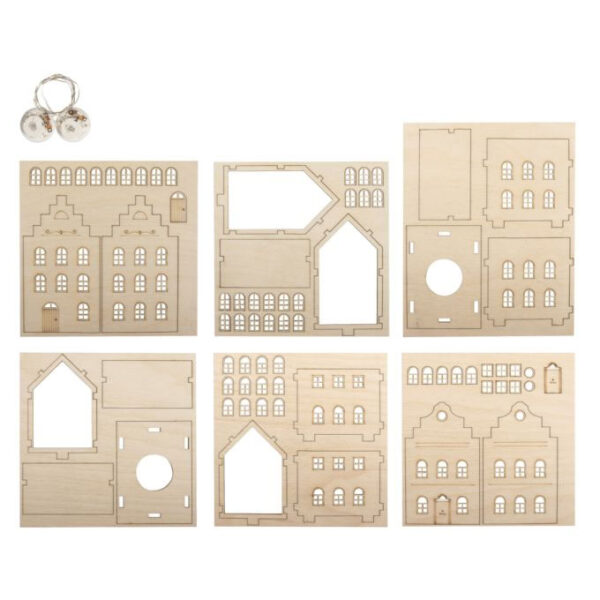 Gelaserte Holzteile für zwei Nordic-Minihäuser mit runden Fenstern auf Holzplatten, daneben zwei kleine LED-Lichterketten, freigestellt vor weißem Hintergrund.