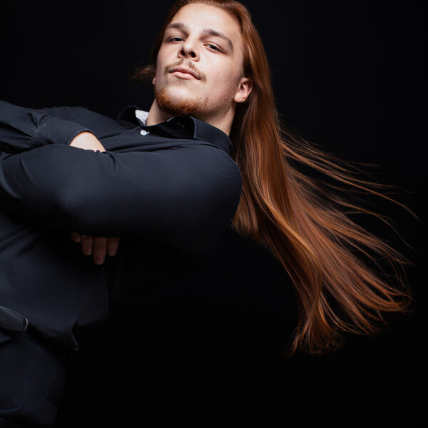 Kreatives Signature Deluxe Porträt mit verschränkten Armen und wehenden langen Haaren im Fotostudio Karlsruhe