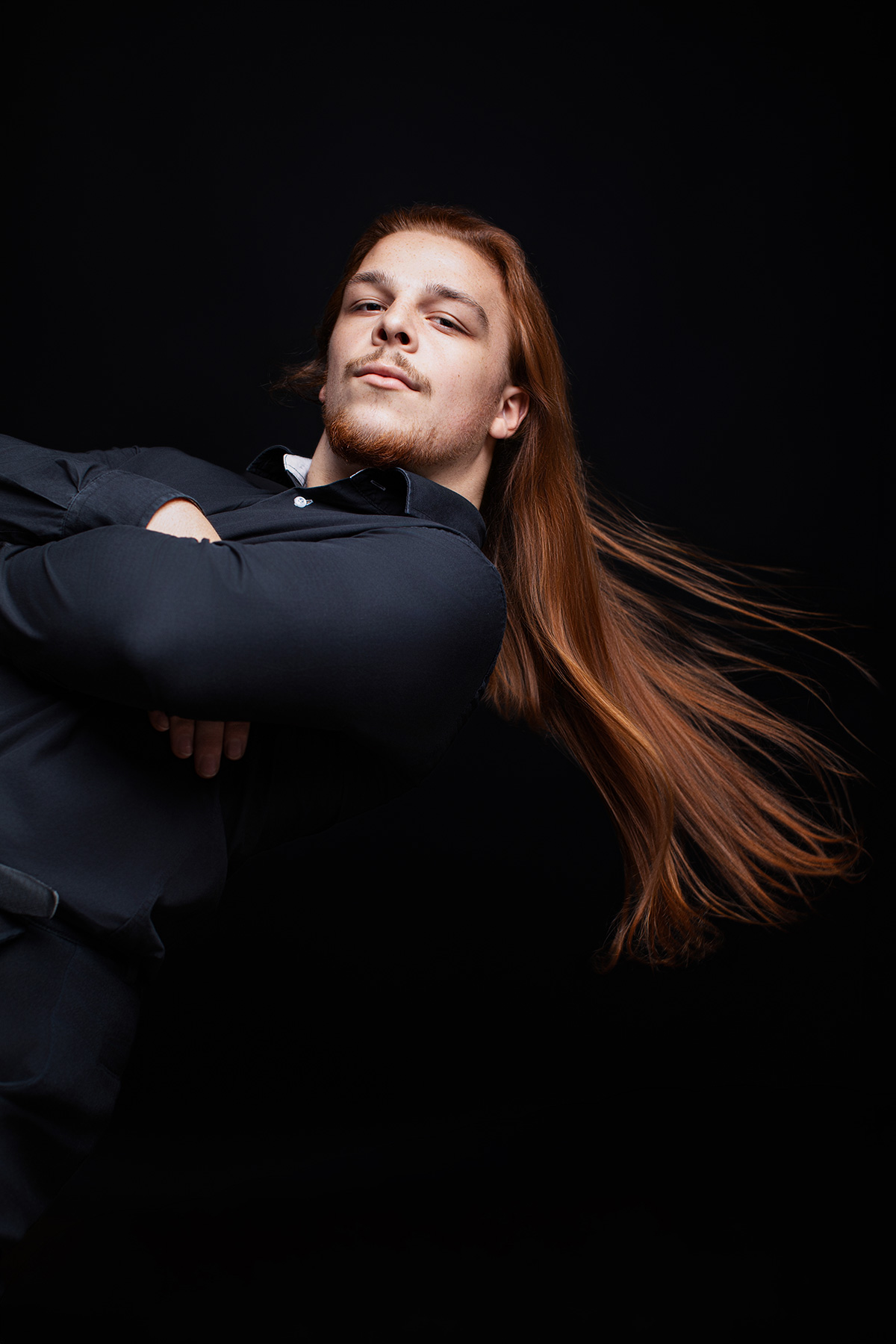 Kreatives Signature Deluxe Porträt mit verschränkten Armen und wehenden langen Haaren im Fotostudio Karlsruhe