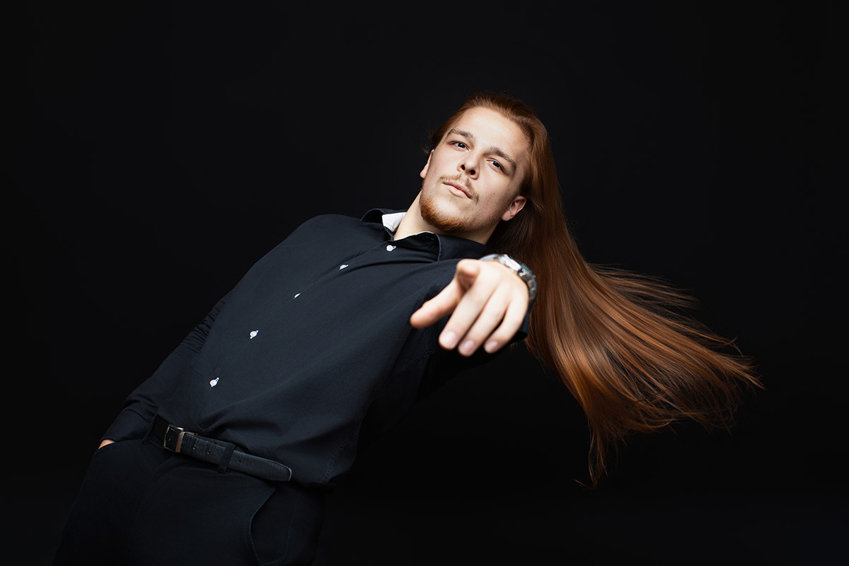 Kreatives Porträt mit dynamischer Pose und Zeigegeste beim Signature Deluxe Fotoshooting in Karlsruhe