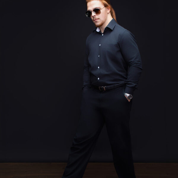 Dynamisches Lifestyle Business Porträt im Schritt mit Sonnenbrille beim Signature Deluxe Shooting im Atelier Stolzenburg