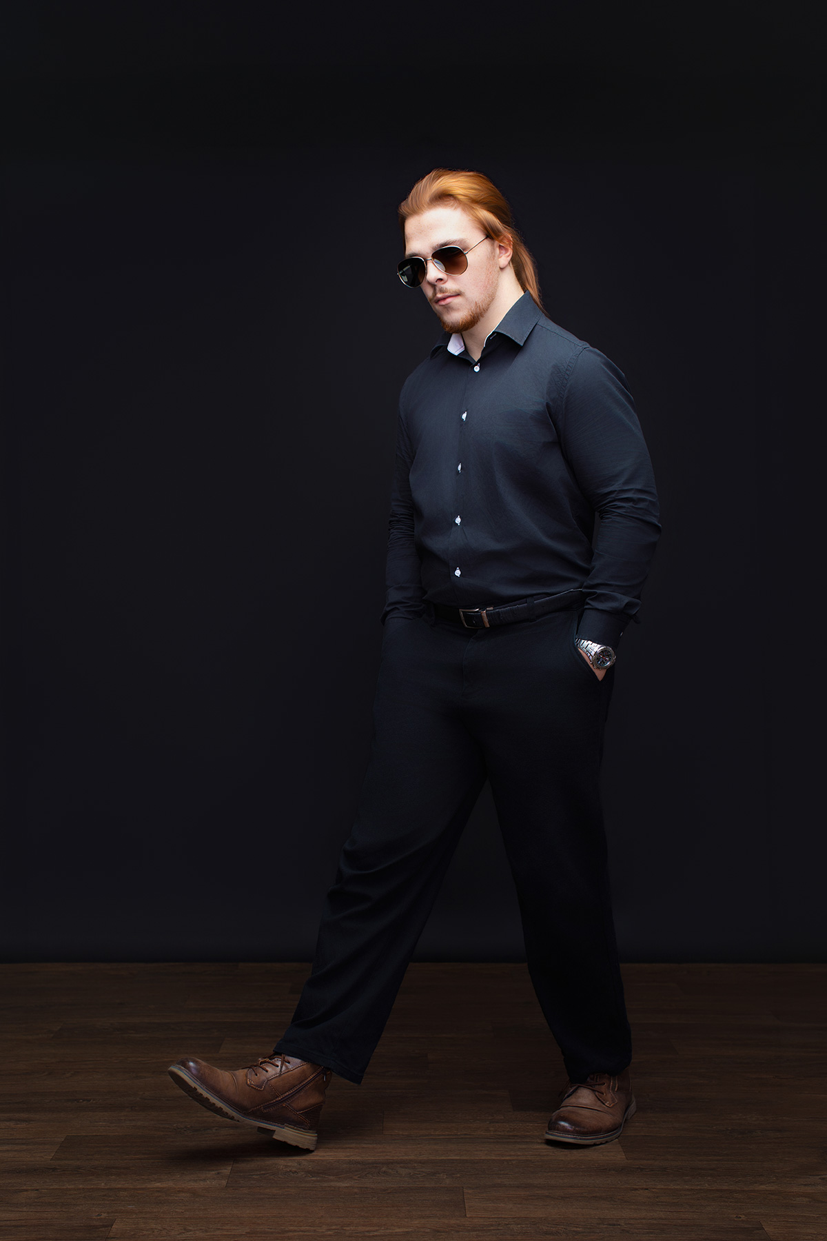 Dynamisches Lifestyle Business Porträt im Schritt mit Sonnenbrille beim Signature Deluxe Shooting im Atelier Stolzenburg