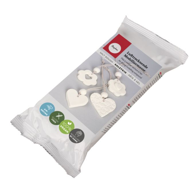 Beutel lufttrocknende Modelliermasse Salzteig, 350 g, weiß, mit Beispiel-Anhängern auf der Verpackung.