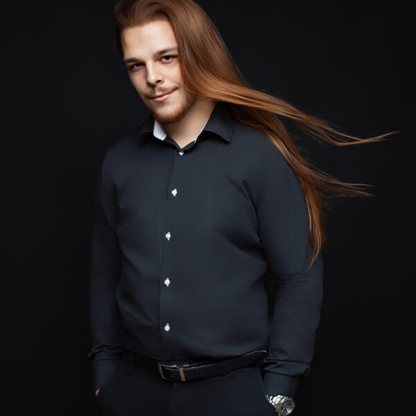Dynamisches Signature Deluxe Porträt eines Mannes mit langen wehenden Haaren im Fotostudio Atelier Stolzenburg Karlsruhe