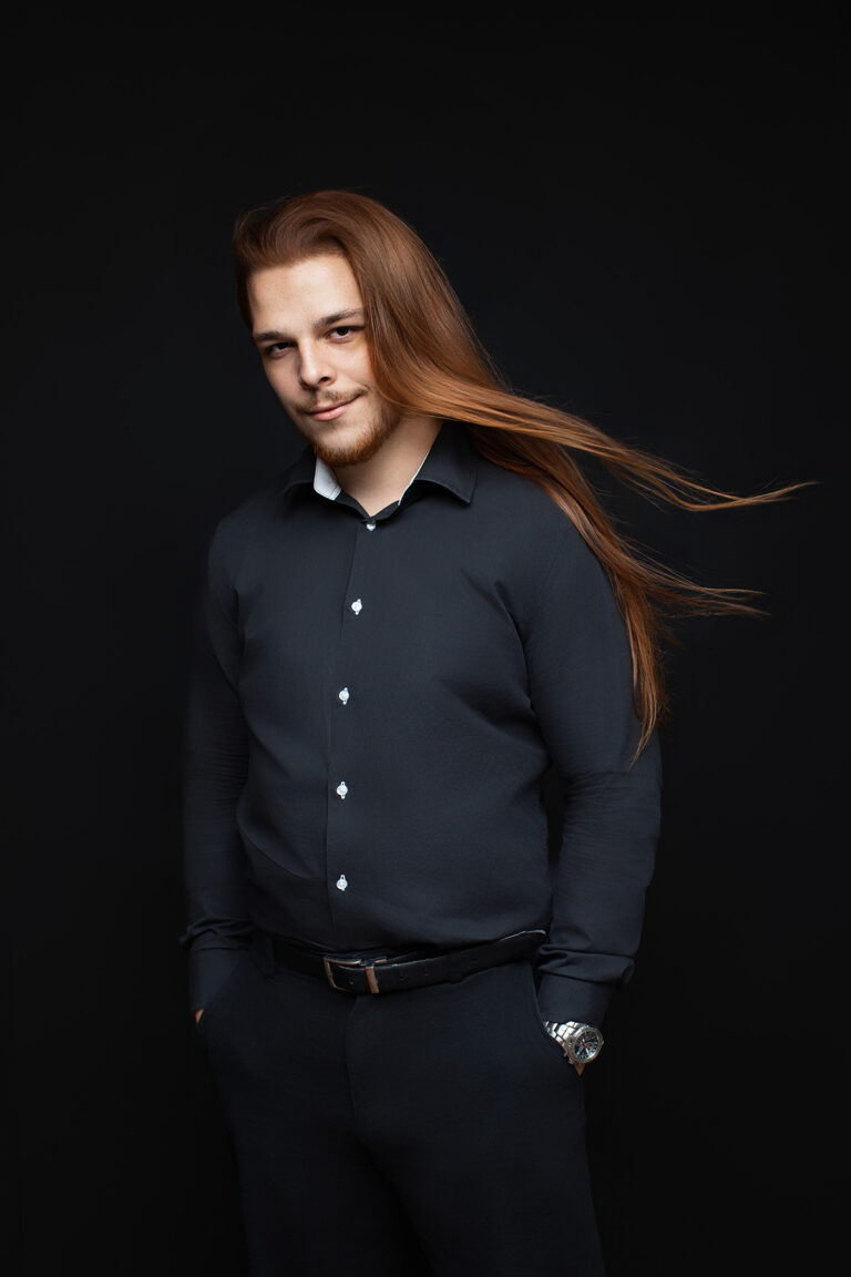 Dynamisches Signature Deluxe Porträt eines Mannes mit langen wehenden Haaren im Fotostudio Atelier Stolzenburg Karlsruhe