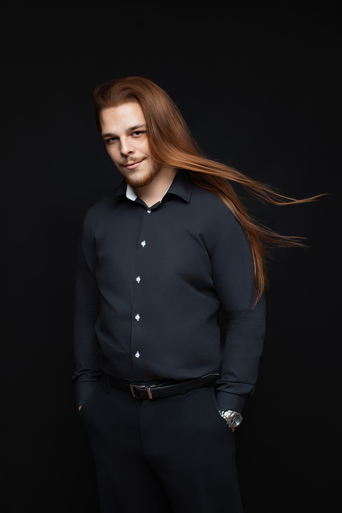 Dynamisches Signature Deluxe Porträt eines Mannes mit langen wehenden Haaren im Fotostudio Atelier Stolzenburg Karlsruhe