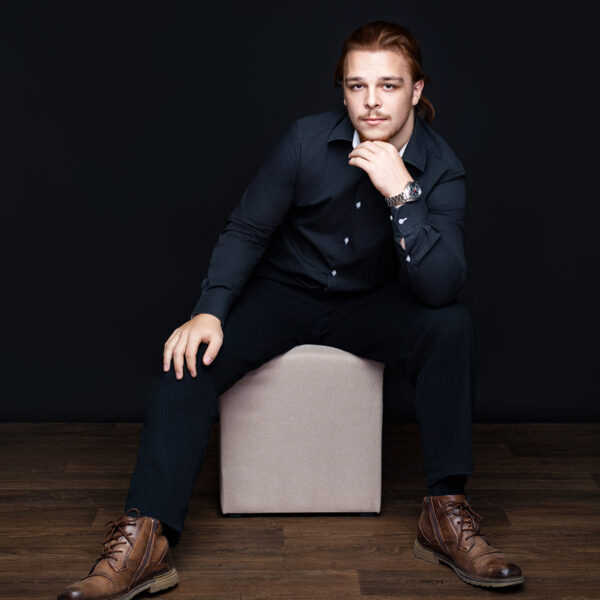 Souveränes Signature Deluxe Business Porträt eines Mannes sitzend auf einem Hocker im Atelier Stolzenburg Karlsruhe