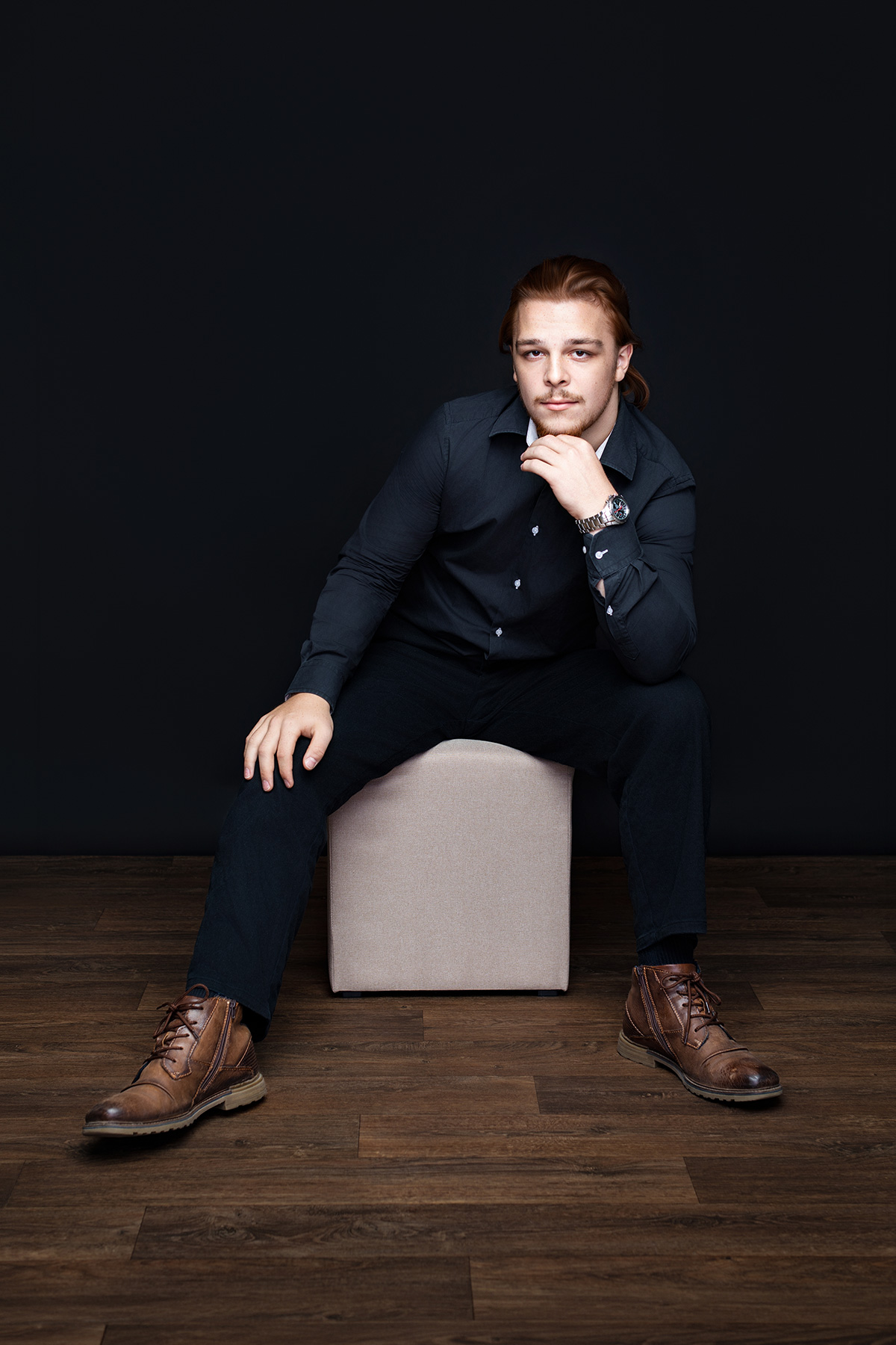 Souveränes Signature Deluxe Business Porträt eines Mannes sitzend auf einem Hocker im Atelier Stolzenburg Karlsruhe