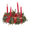 Mini Wichtel-Adventskranz in Grün und Rot mit vier kleinen roten Kerzen, dekoriert mit grünem Kranzmaterial und rotem Band, freigestellt vor weißem Hintergrund.