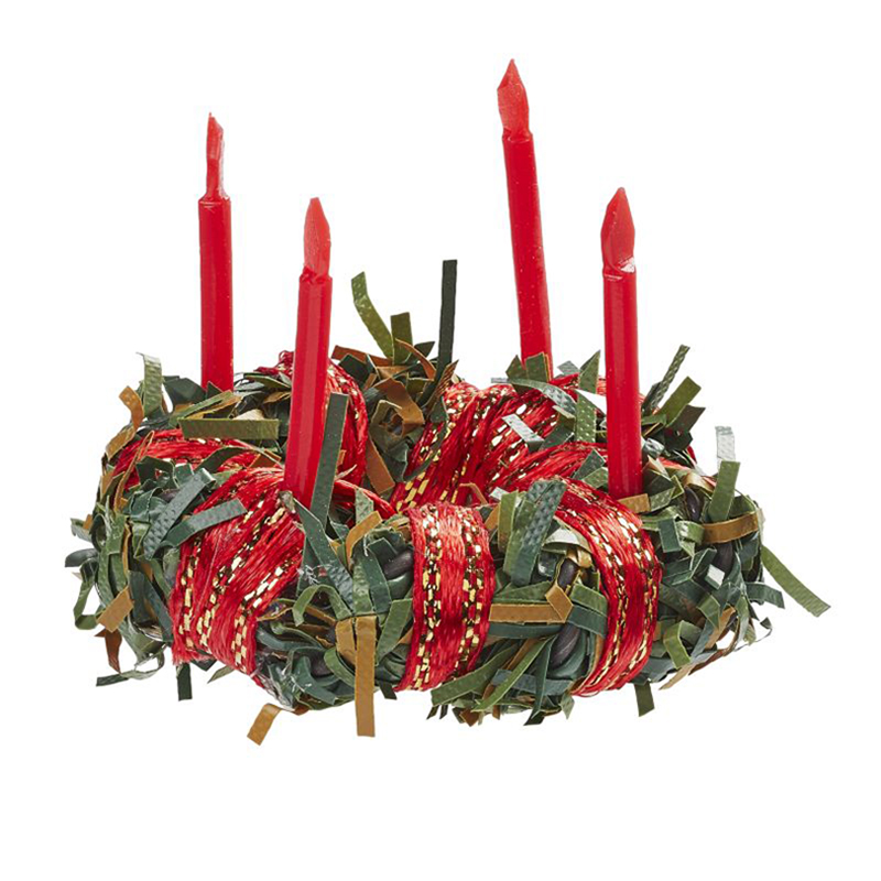 Mini Wichtel-Adventskranz in Grün und Rot mit vier kleinen roten Kerzen, dekoriert mit grünem Kranzmaterial und rotem Band, freigestellt vor weißem Hintergrund.