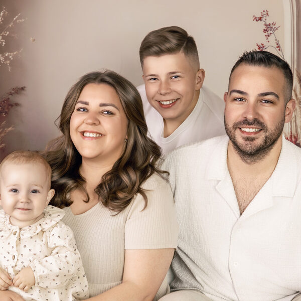 Glückliche Familie mit zwei Kindern beim Fotoshooting im warmen Boho-Studio in Karlsruhe