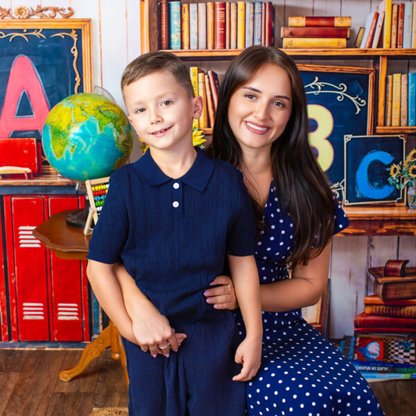 Mutter mit Sohn im Atelier Stolzenburg beim Einschulungs Fotoshooting