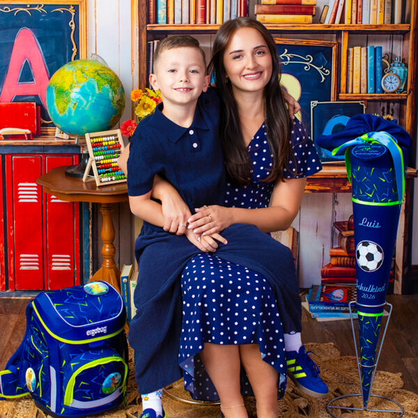 Mutter und Sohn stolz beim Einschulungs Fotoshooting