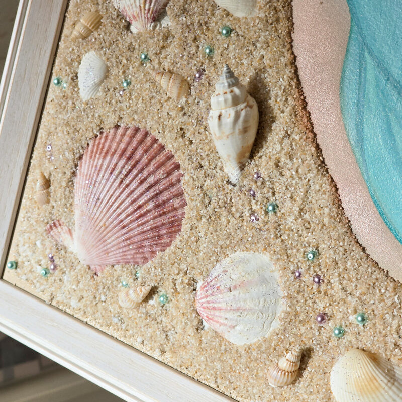 Details des Meerjungfrauen Kunstwerks mit echten Muscheln, Sand und Perlen