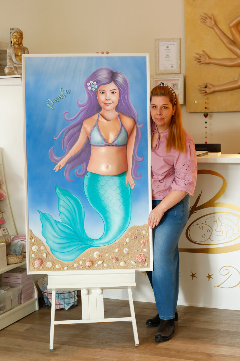 Stefanie Stolzenburg steht neben ihrem Kunstwerk im Atelier Stolzenburg Karlsruhe